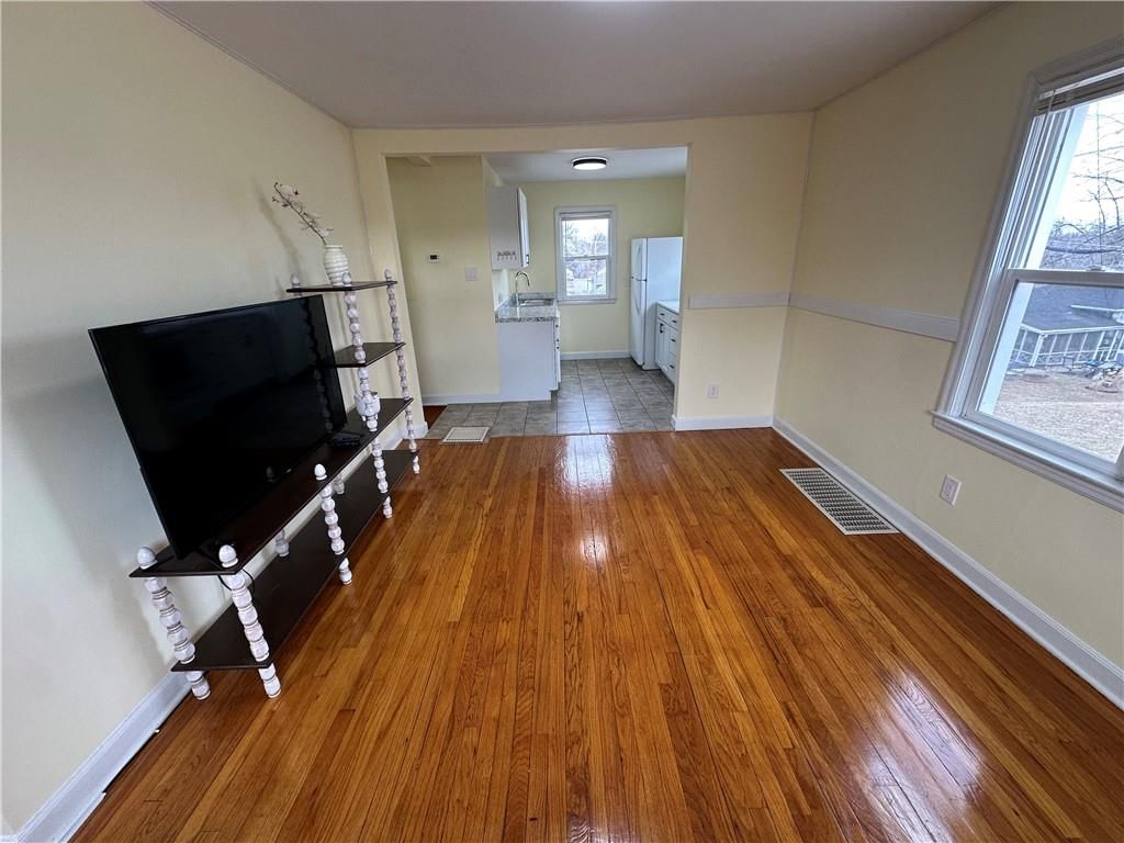 215 W 8th Street — photo 26