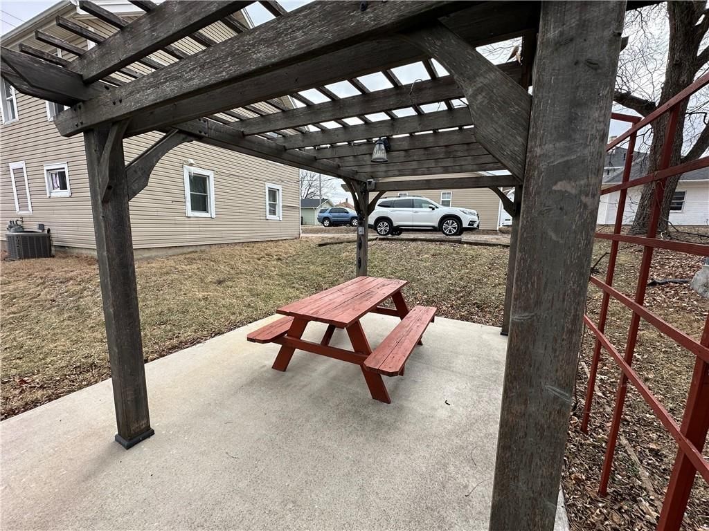 215 W 8th Street — photo 39