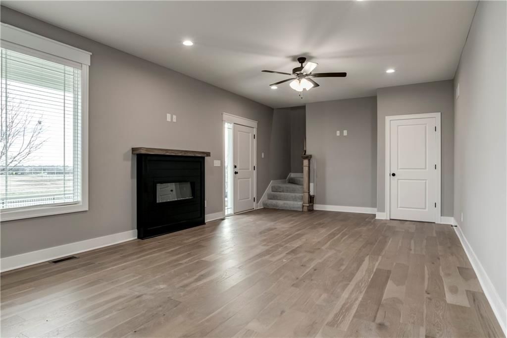 16849 W 164th Terrace — photo 2