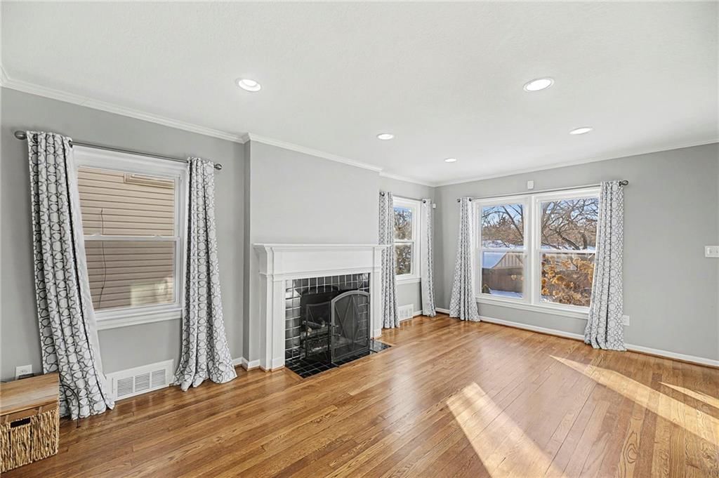 506 E 66th Terrace — photo 7