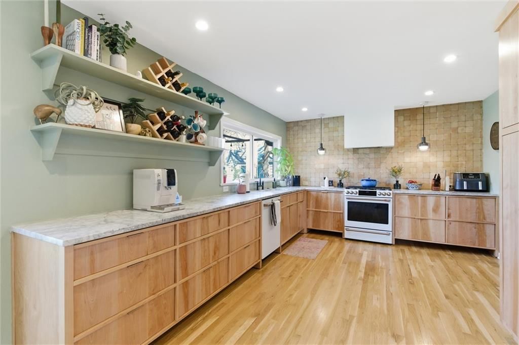 9516 Linden Street — photo 9
