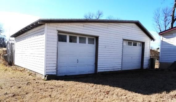 923 E Walnut Street — photo 2