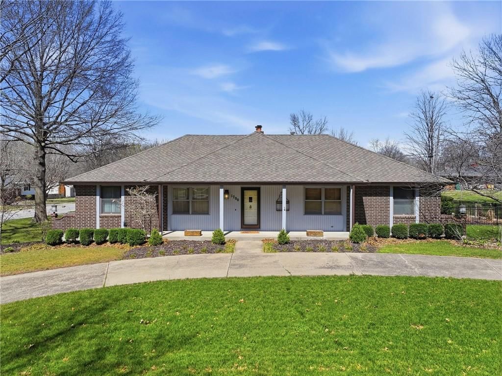 1700 Twin Oaks Drive, Harrisonville, MO
