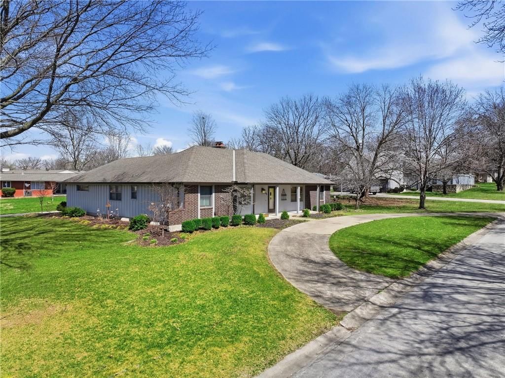 1700 Twin Oaks Drive — photo 2