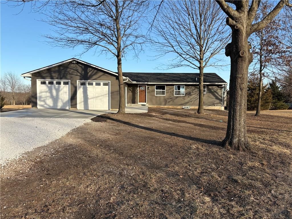 31179 Metcalf Road, Louisburg, KS
