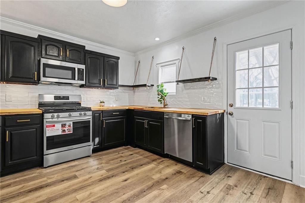 8105 Manning Avenue — photo 10