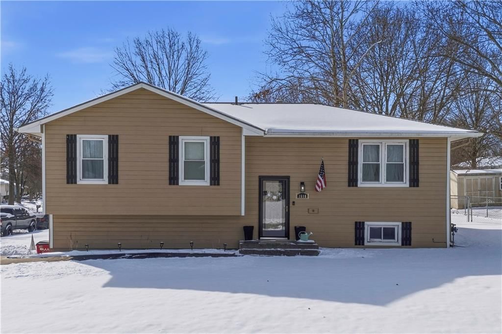 1610 SE Camelot Court, Oak Grove, MO