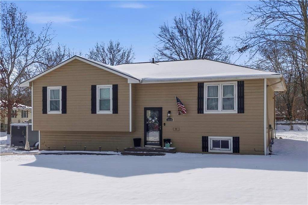 1610 SE Camelot Court — photo 2