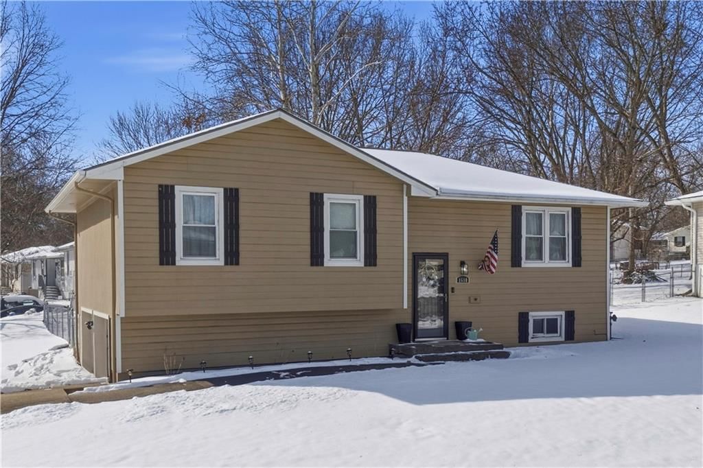 1610 SE Camelot Court — photo 4