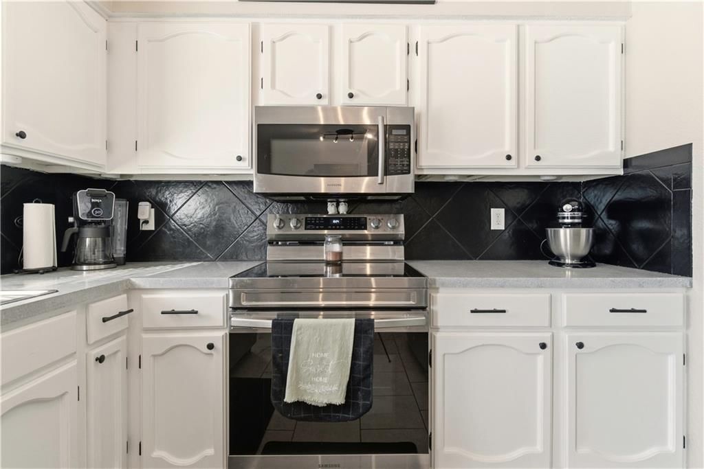 1610 SE Camelot Court — photo 12
