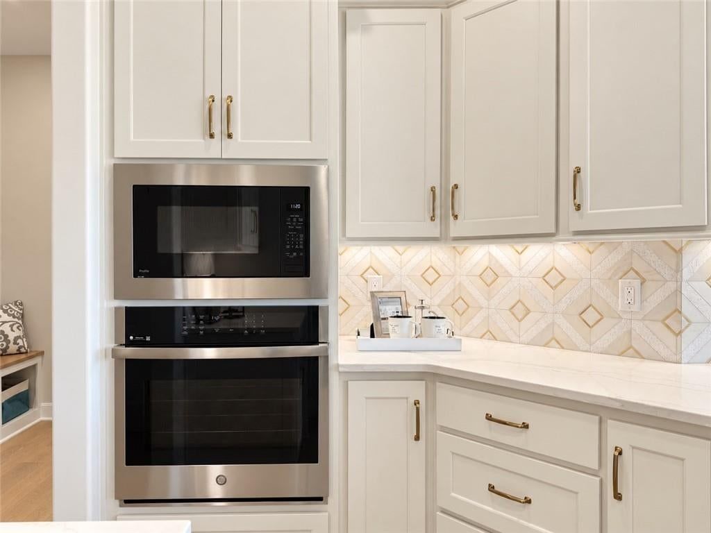 Double oven at 8004 Round Prairie Street, Shawnee, KS 66220