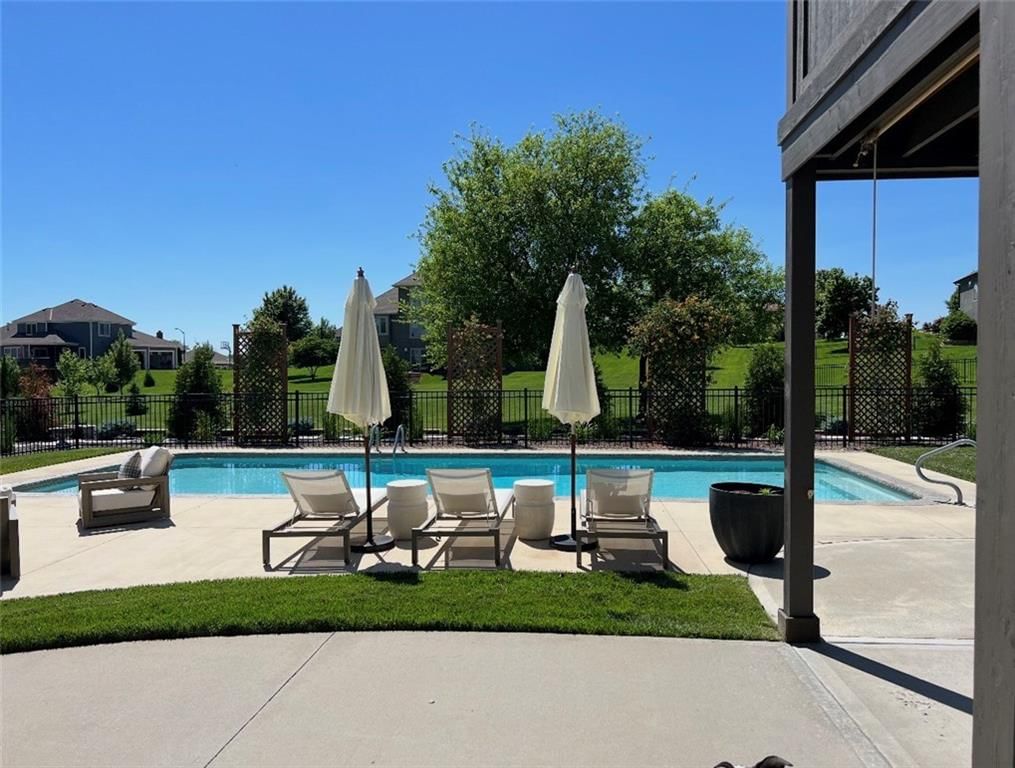 10516 N Hedges Avenue — photo 4