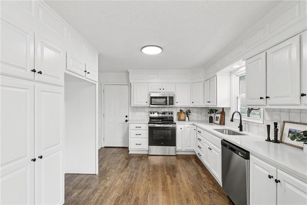 960 Glengera Street — photo 15