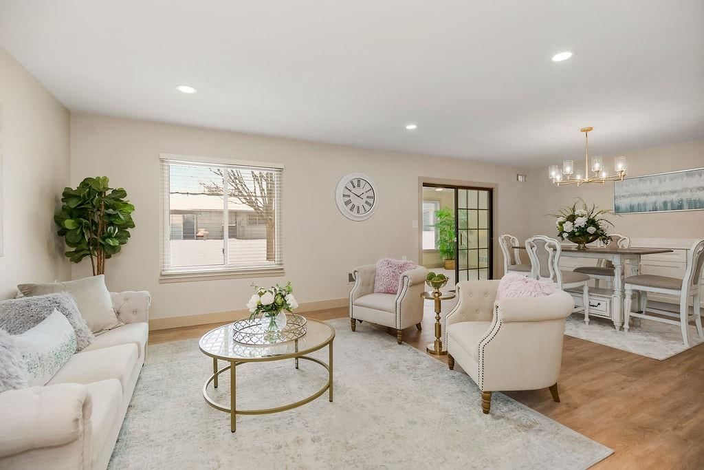 1323 W Johns Boulevard, Raymore, MO