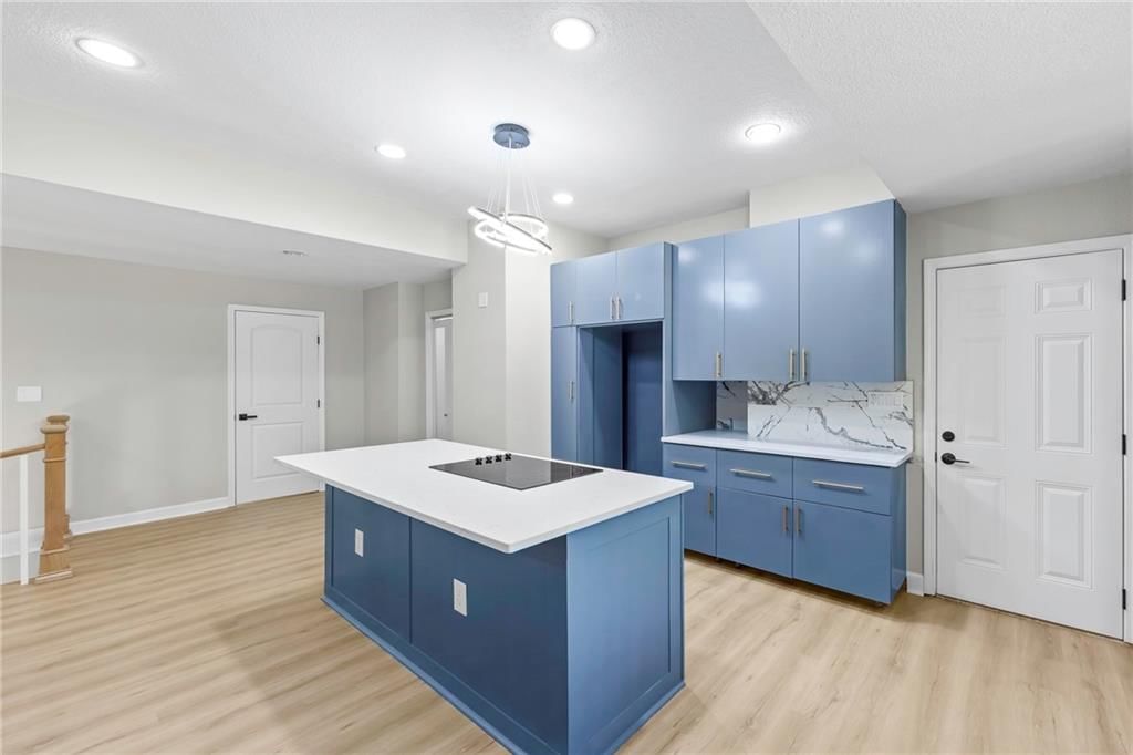 7019 W 69th Terrace — photo 8
