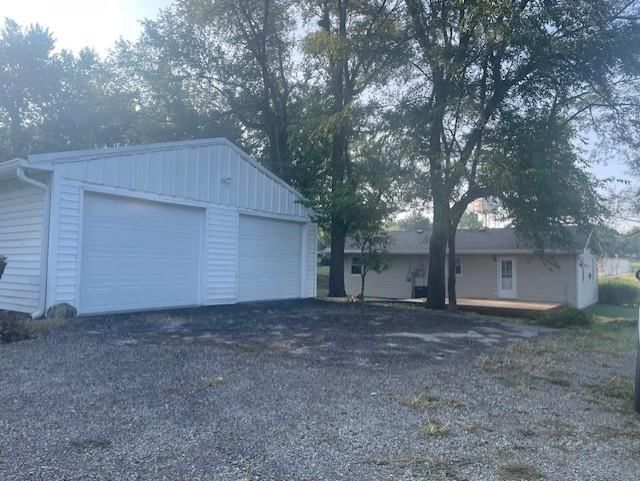 1213 W Chestnut Street — photo 33