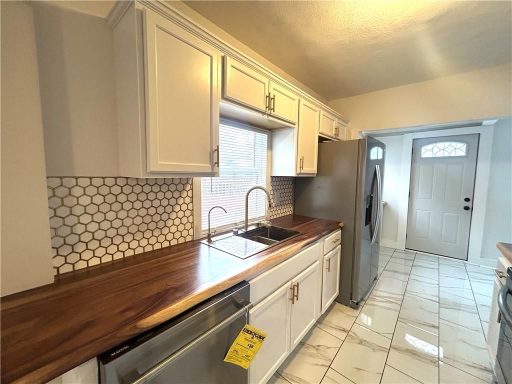 2410 Myrtle Avenue — photo 4