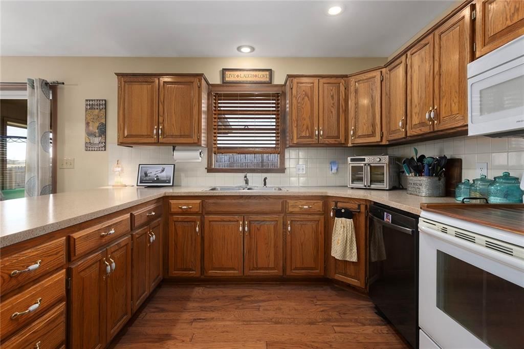 1933 Meadowlane Street — photo 11