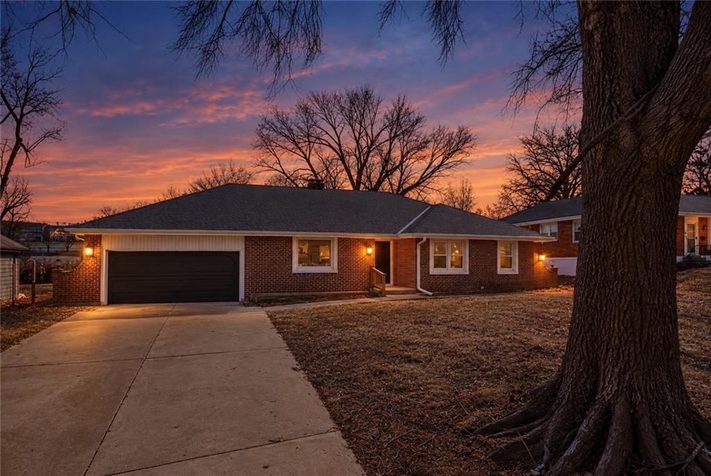 10437 Grand Avenue, Kansas City, MO