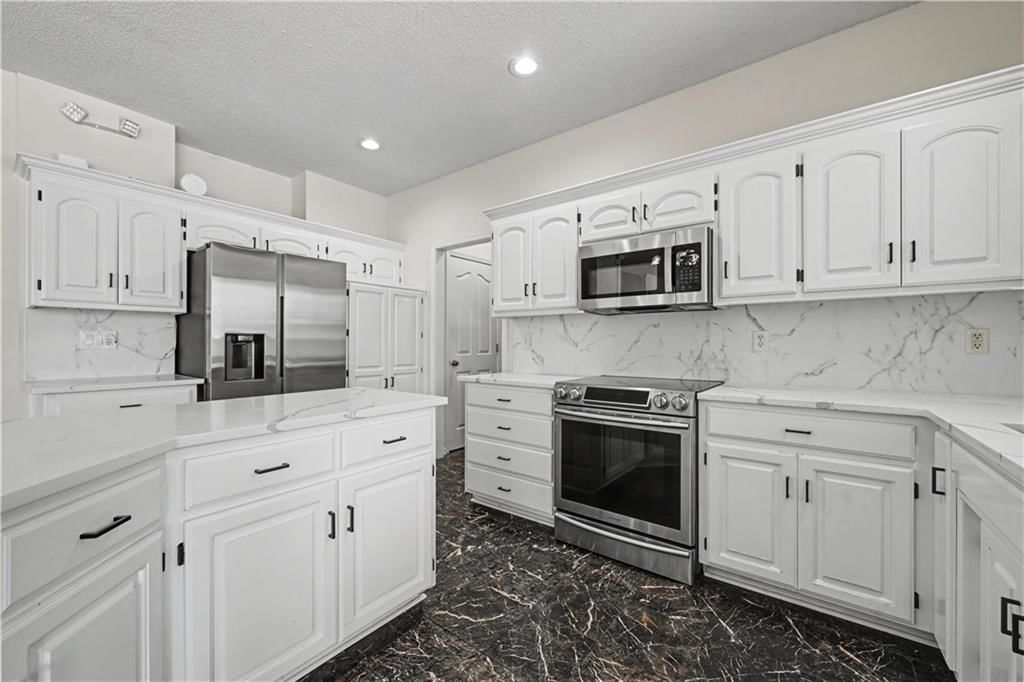 19618 W 99th Street — photo 12