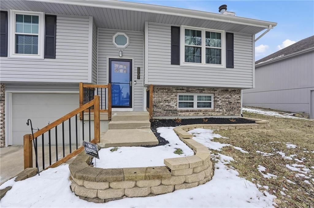 1701 NE AUBURN Drive — photo 2