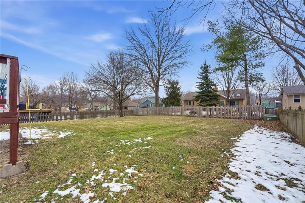 1701 NE AUBURN Drive — photo 22