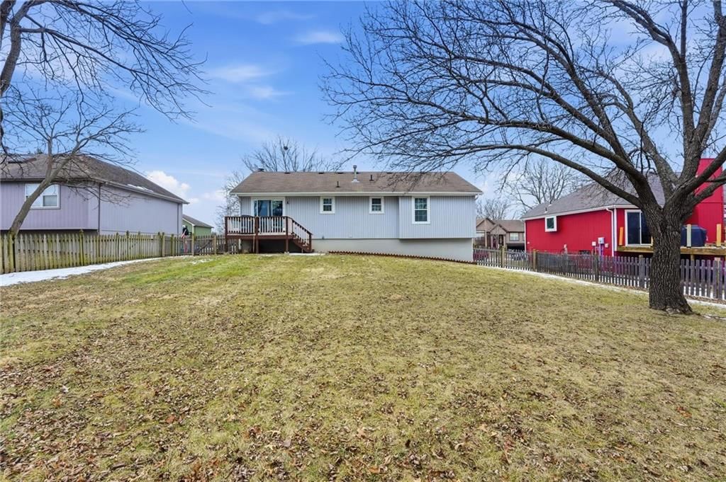 1701 NE AUBURN Drive — photo 24