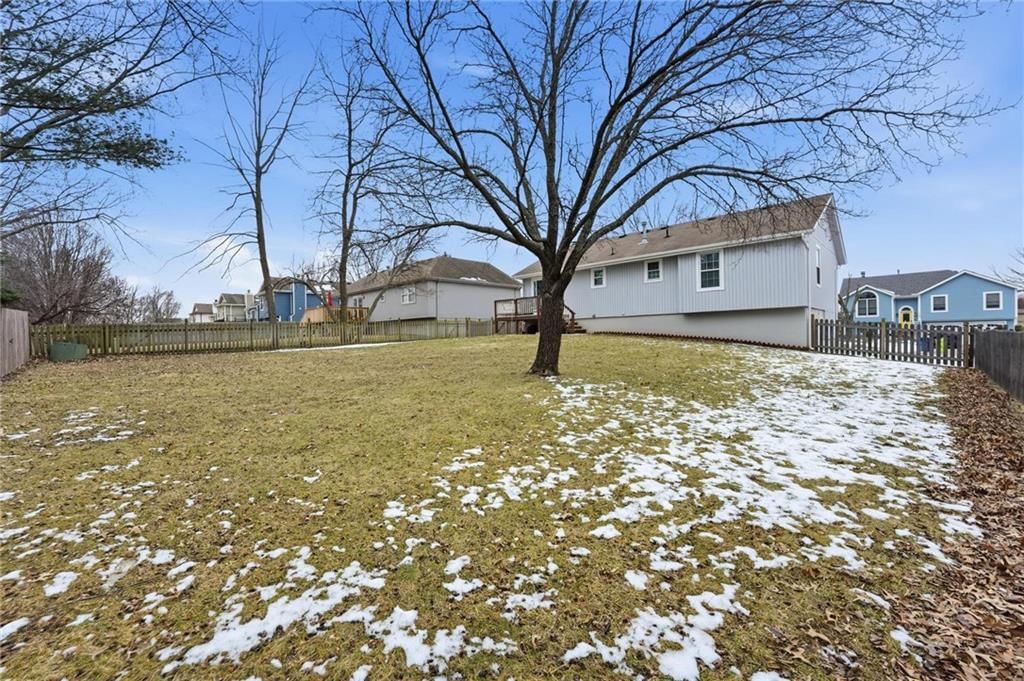 1701 NE AUBURN Drive — photo 25