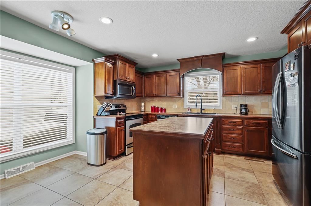 2401 NW LONDON Drive — photo 6