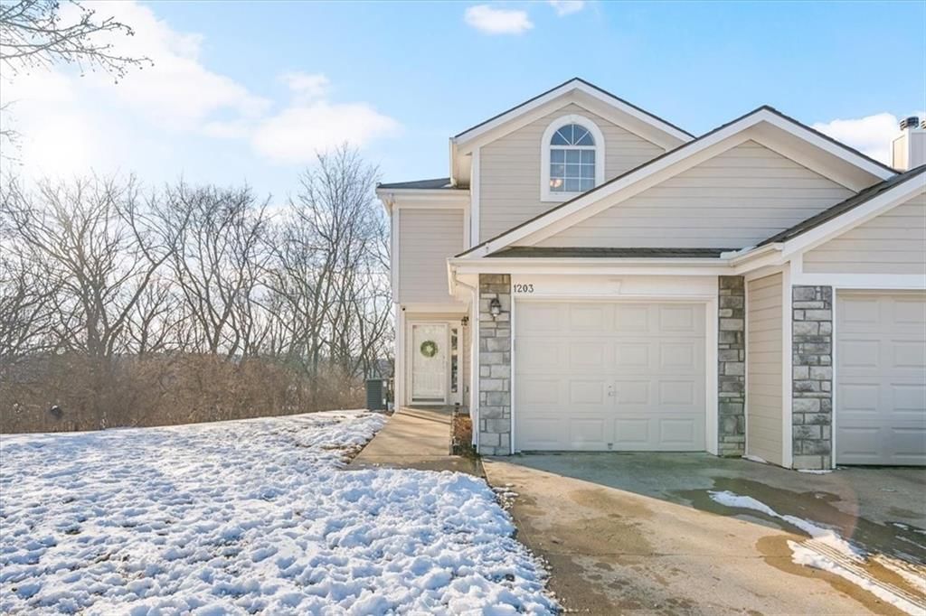 1203 NW Hidden Ridge Circle, Blue Springs, MO