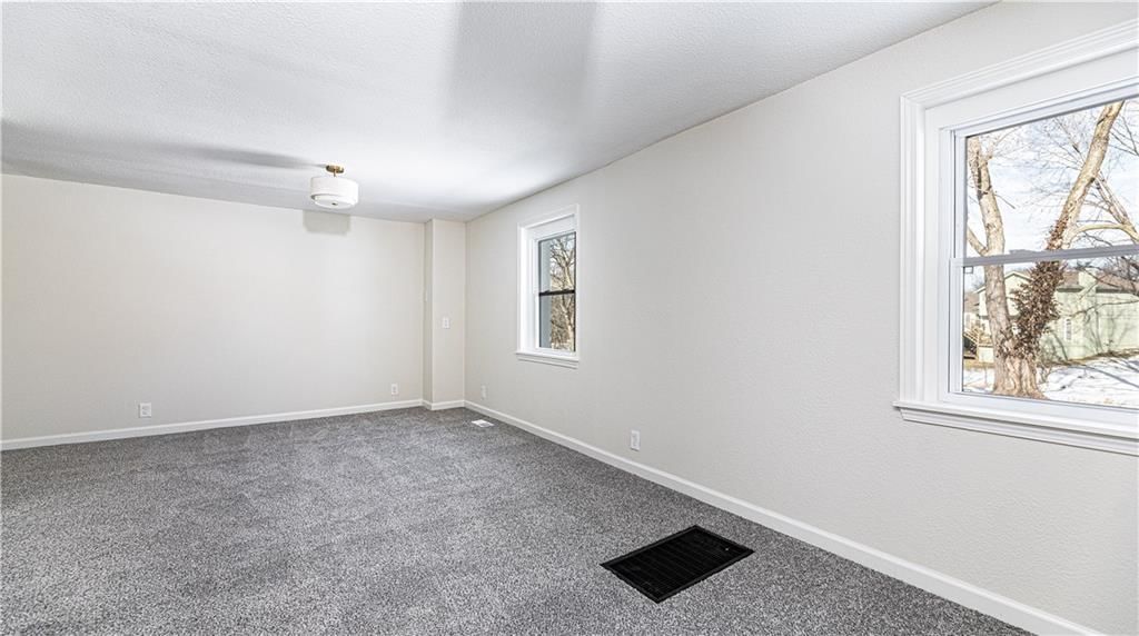 808 NE Russell Road — photo 13