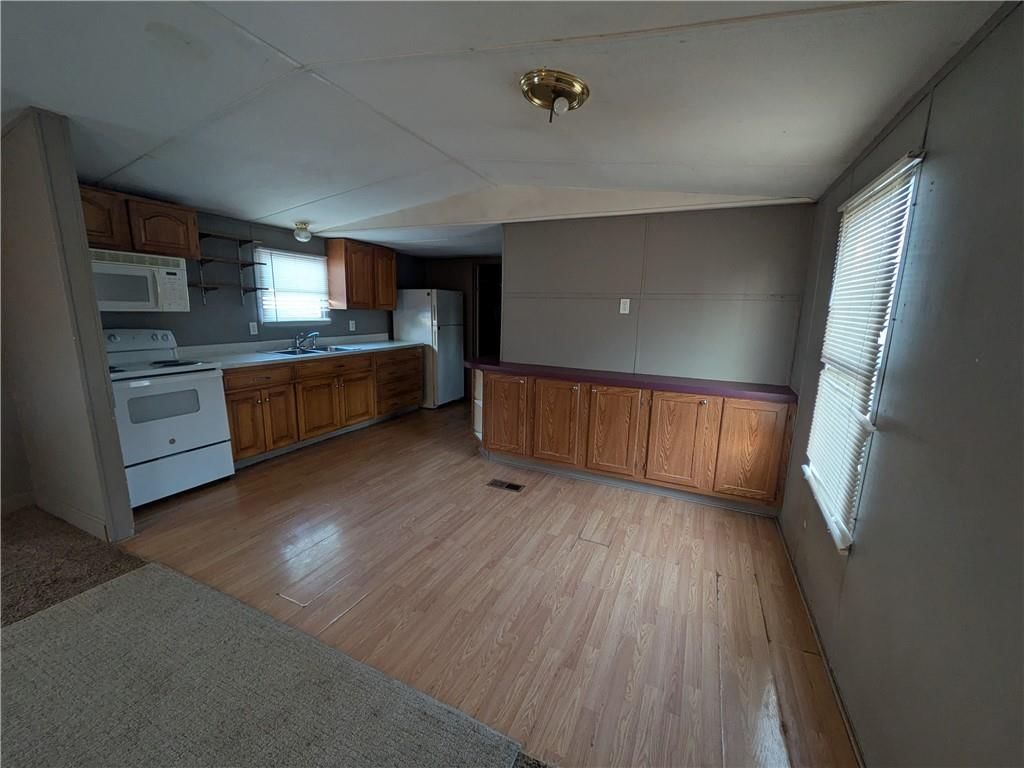 203 W 4th Street — photo 2