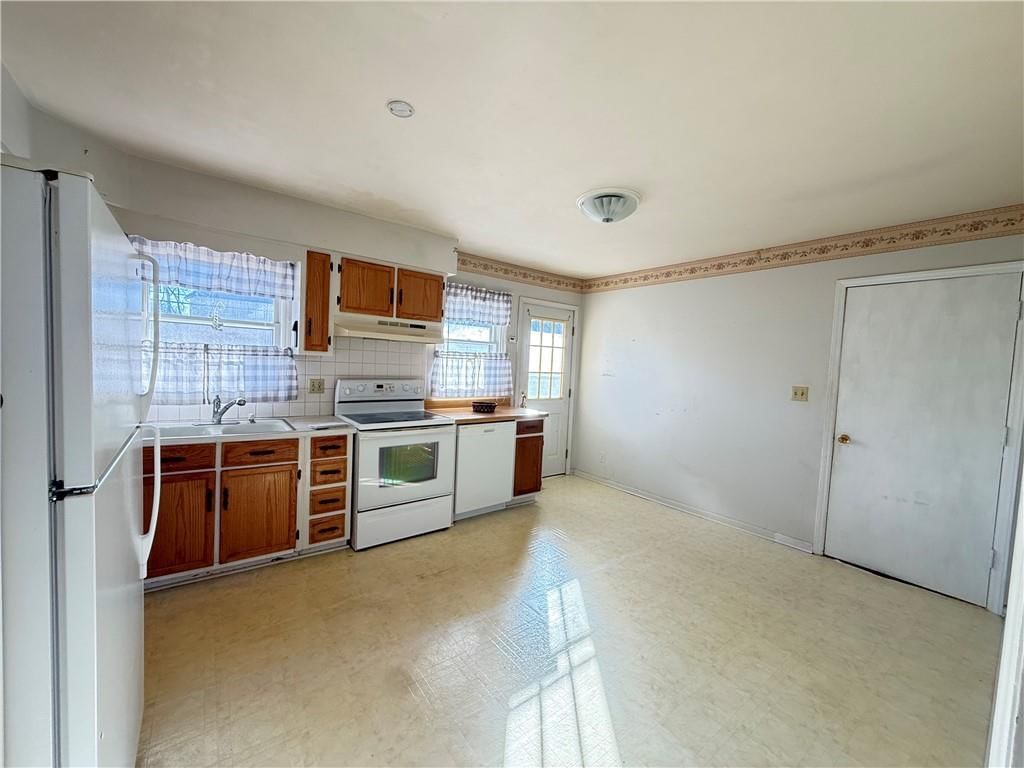 105 NW Walnut Street — photo 5