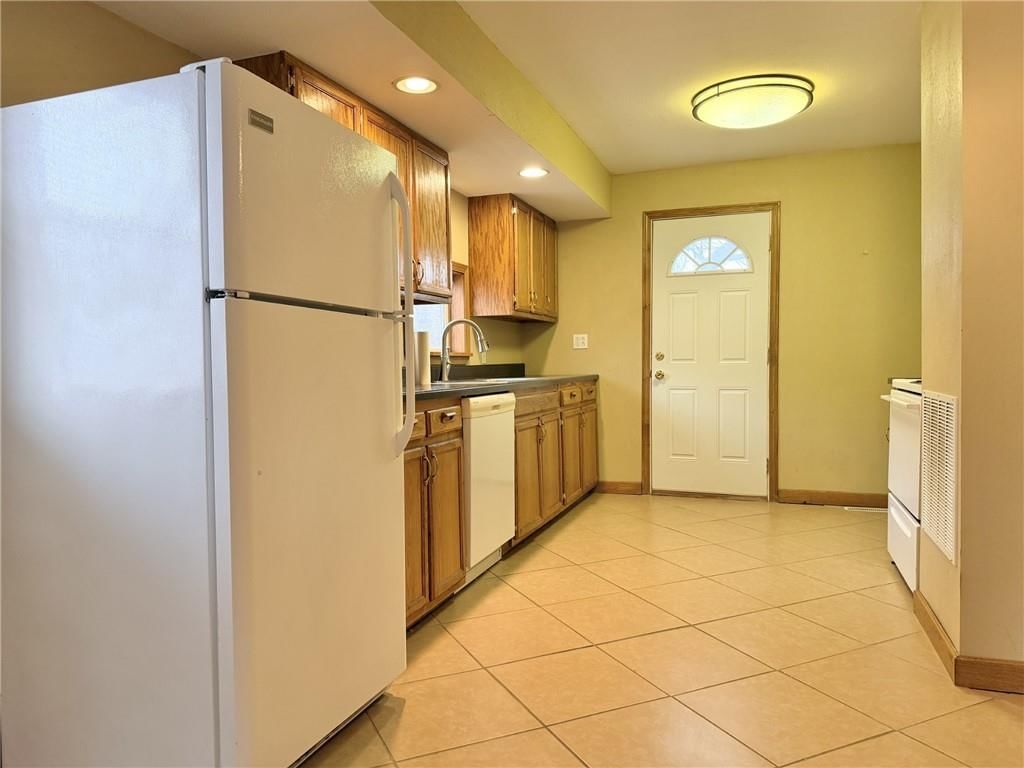 206 Debolt Street — photo 4