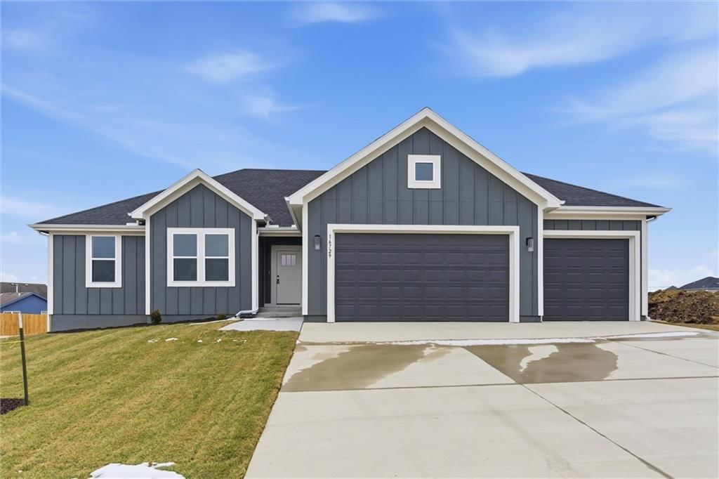 16729 Pinehurst Drive, Basehor, KS