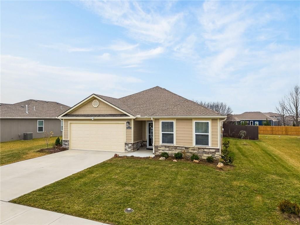 520 SE Laurel Drive — photo 2