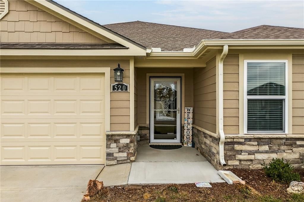 520 SE Laurel Drive — photo 3