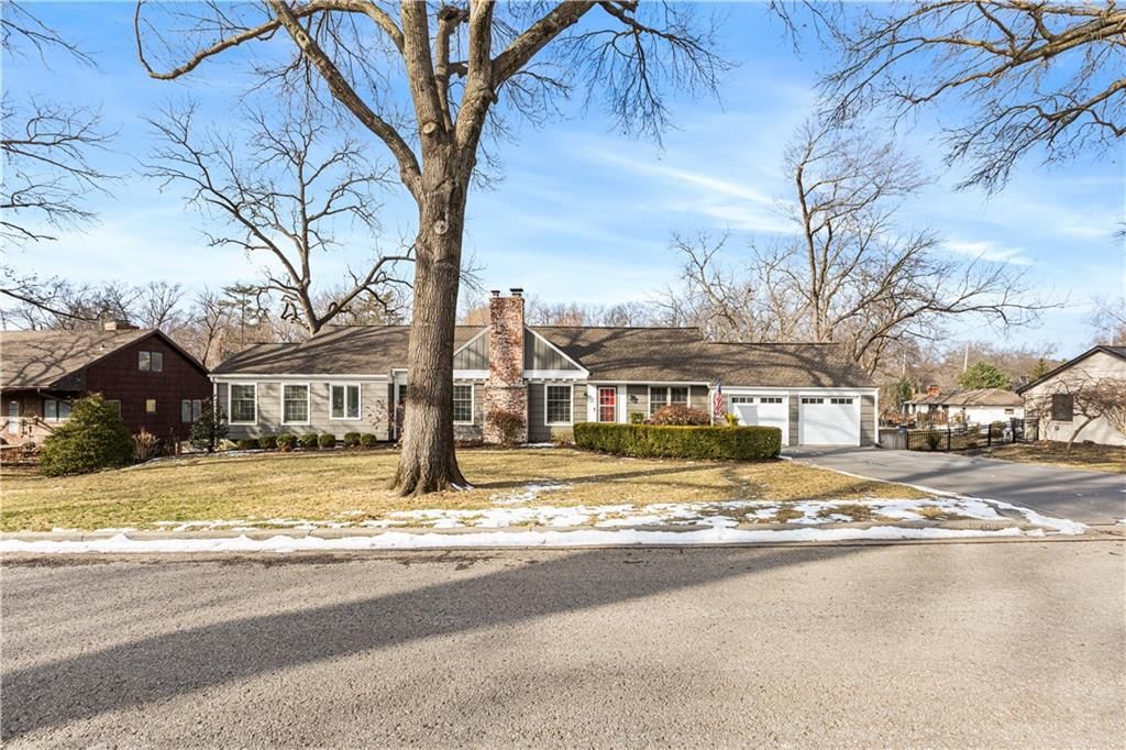 8302 CHEROKEE Lane, Leawood, KS