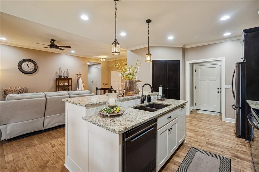1402 NW Burr Oak Lane — photo 11
