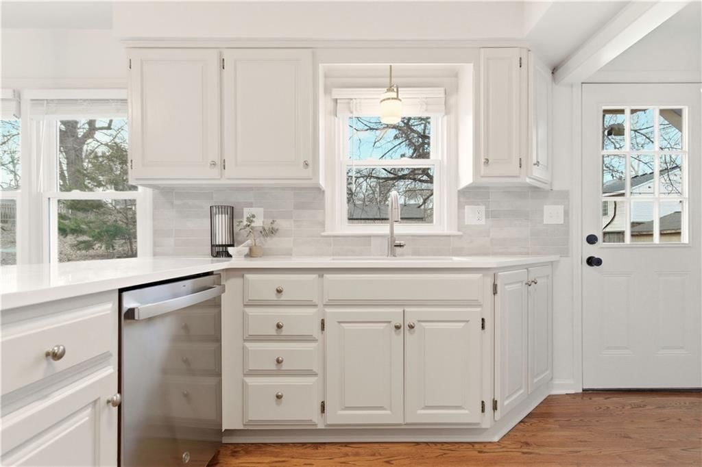 4720 Windsor Street — photo 10