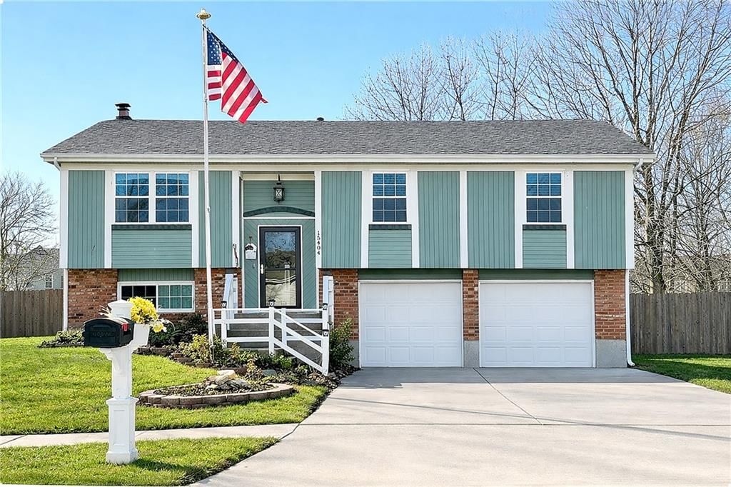 15404 S Summertree Lane, Olathe, KS