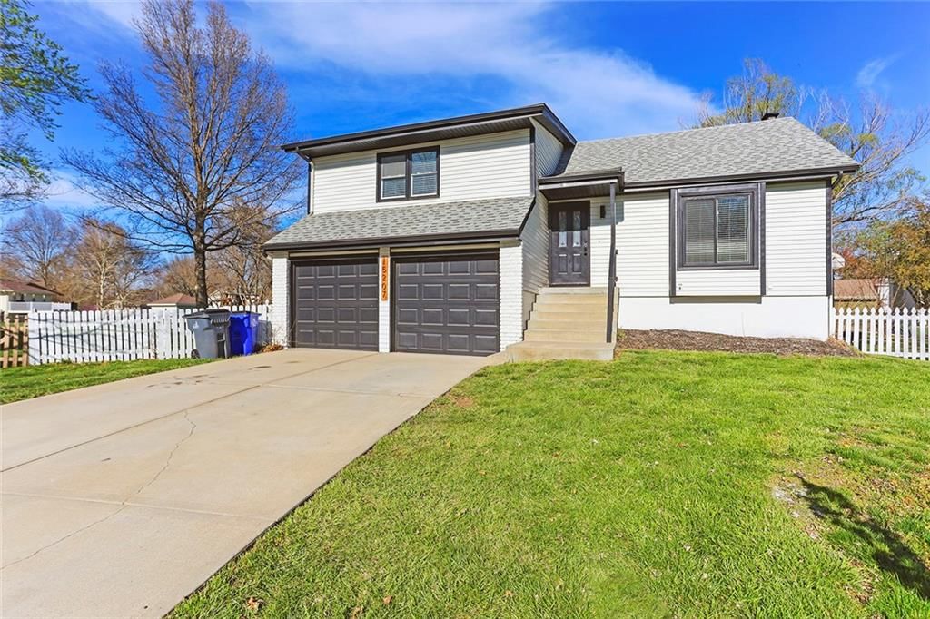 15207 S NAVAHO Drive — photo 2