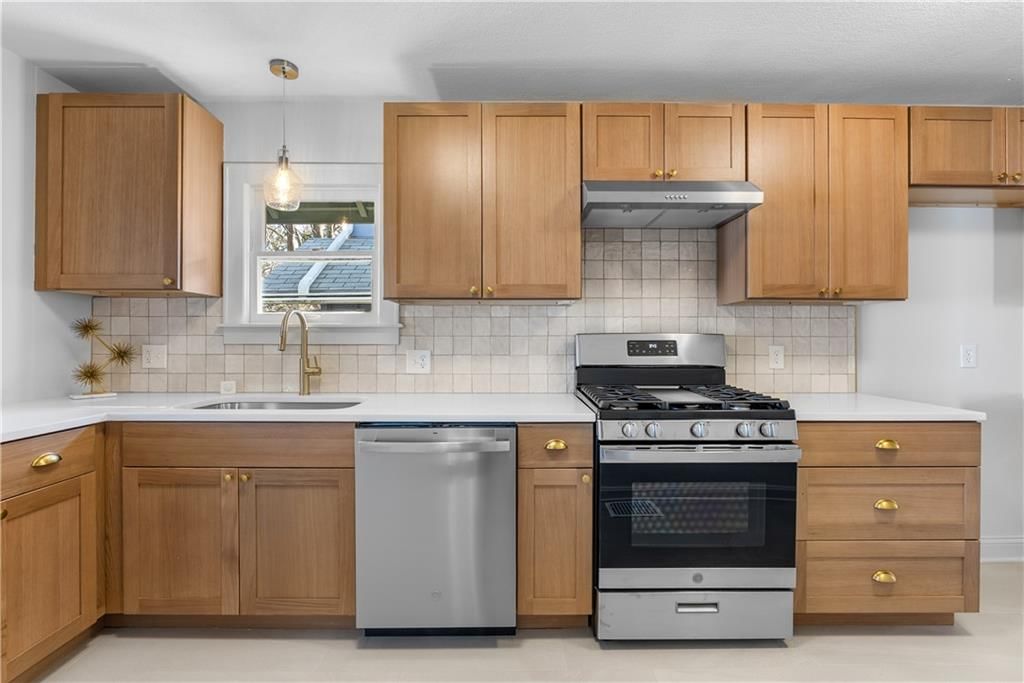 216 W 73rd Terrace — photo 15
