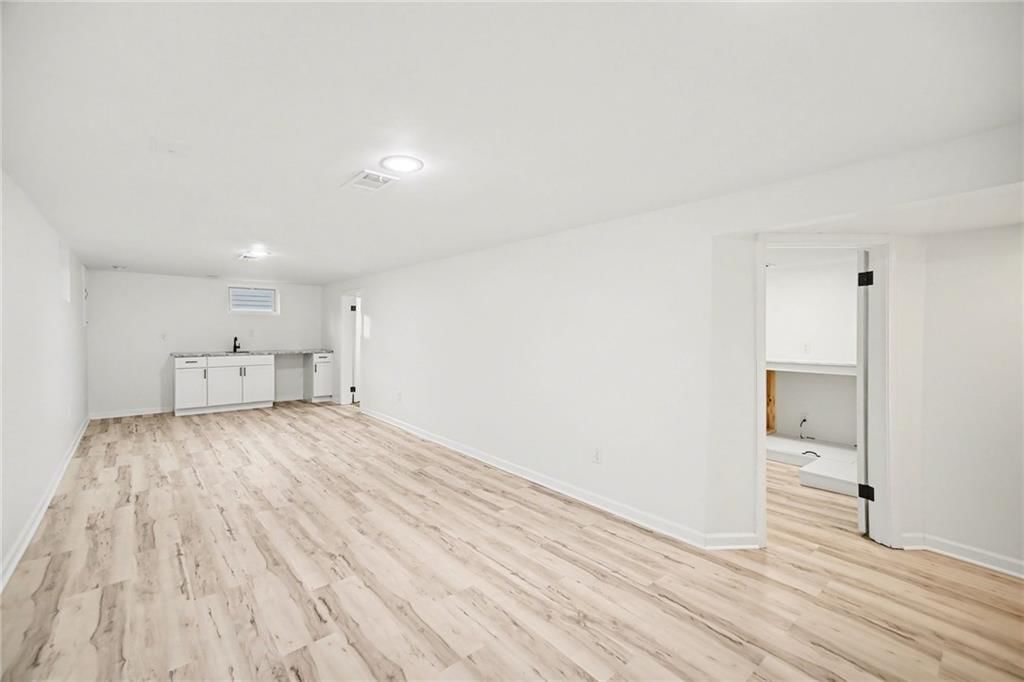619 E 109th Terrace — photo 9