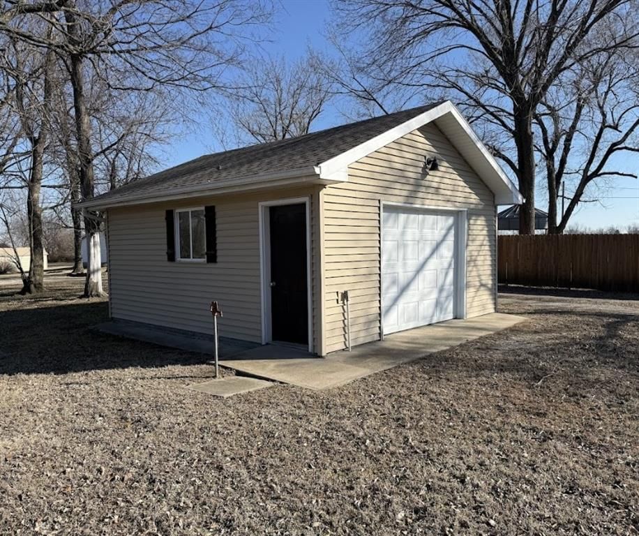 715 E Highland Avenue — photo 2