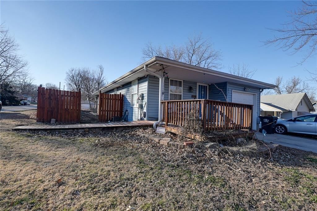 930 S Leslie Street — photo 2