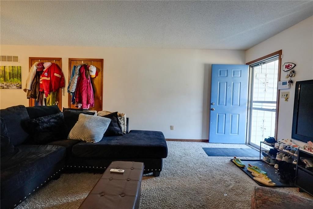 930 S Leslie Street — photo 5
