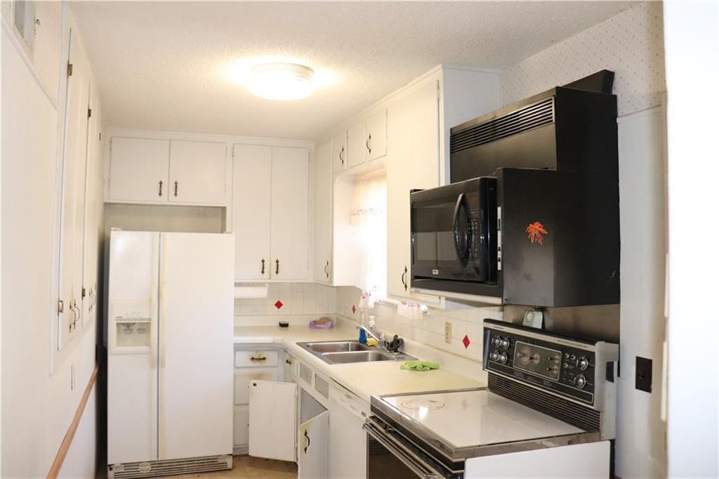 520 E 66th Terrace — photo 3