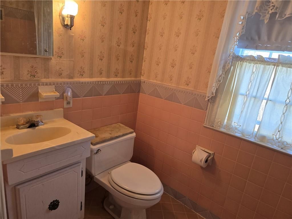 520 E 66th Terrace — photo 9