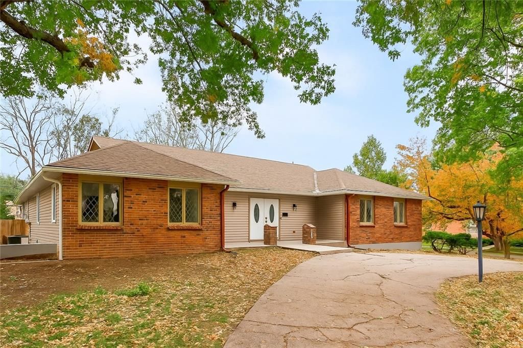 8641 Broadmoor Street, Overland Park, KS